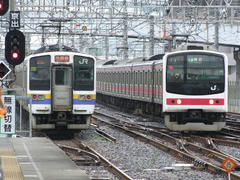 外房線２１１系（左）と蘇我駅で顔を合わせる、京葉線２０５系（右）