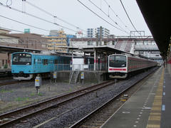 蘇我駅を出発し、東京駅へと向かう２０１系（左）