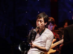 最近、バリトンに変化、藤田君
