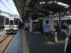 熱海駅にて…人が多い…