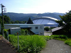 忽然と山中に姿を現す天城ドーム