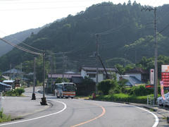 山の向こうから、バスがやってきました！