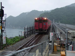 旧余部橋梁の横には、既に新しい橋梁が出来ていて、線路も敷かれていました