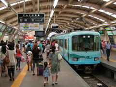 デパートの中ながら、ドーム型の屋根をした藤沢駅