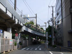 藤沢駅を出て、暫くは高架で進みます