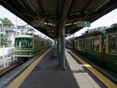 藤沢駅を出て最初の列車行き違い可能駅、鵠沼駅