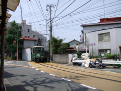 江ノ島駅を出てすぐに、併用軌道区間に入ります