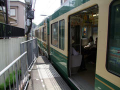 ホームからはみ出して停車中…腰越駅にて