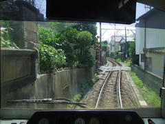 腰越駅を出て暫く…狭い区間が続き…