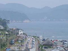 一路、列車は鎌倉（写真奥）へ…