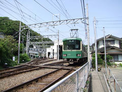 車庫の脇を本線が通り抜けます