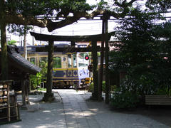 寺の境内の入口には、まず江ノ電の踏切が…