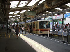 人がドッと降りて、人がドッと乗ります…鎌倉駅にて