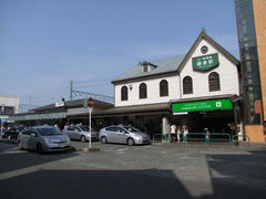 右が江ノ電の鎌倉駅舎…左はＪＲ