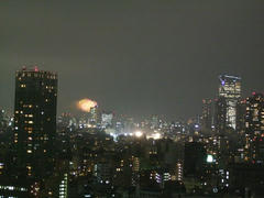 なんか、ビルが爆発しているようにも見えます（笑）