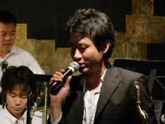 バンマスの早川君（楽器はテナー・サックス）