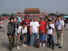 北京、天安門広場にて