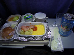 機内食は、まあまあ合格点♪…見慣れないビールがやはり目に付きます
