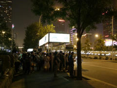 夜のバス停での人の列は凄かったです…副田君を交えて撮影してみました（笑）