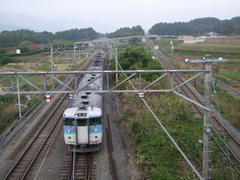電車は中央線で、右に離れていく線路が小海線です