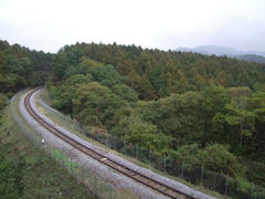 鉄道最高地点～清里駅間では数少ない、線路が望めるポイント…手前が清里駅側