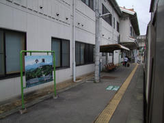絵入りの駅名版も多いです…小海駅にて