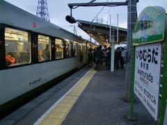 学生で混み合っていた岩村田駅