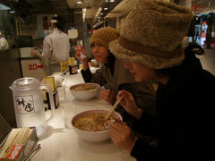 この３人でラーメン屋に行くとは…（笑）