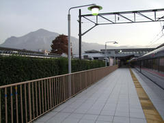 西武秩父駅に到着！…背後には秩父の象徴、武甲山が