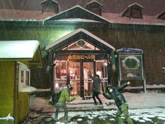ますます雪が強くなってきたお店の前で１枚