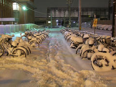 自転車のサドルにも、こんなに雪は積もるのかと…