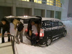 雪の中、再度荷物の積み込みを…