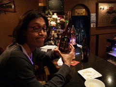 珍しく、ライブ前にお酒を頂く池田君