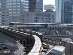 駅を出て、すぐに上下線に分かれます…モノレールの線路のポイントは可動式で、見てて結構面白いです