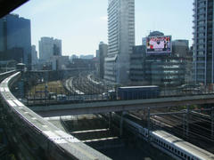 浜松町駅を出て、ＪＲ線を全て越えます
