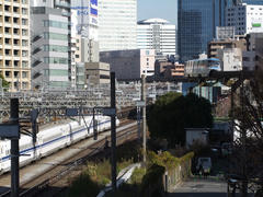 ＪＲの田町駅近くで、ＪＲ線と離合