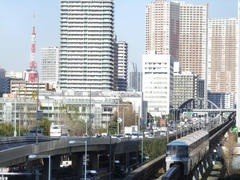 東京タワーをバックに、天王洲アイル駅に進入します
