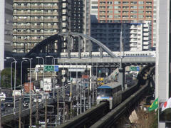 車庫へ出入りする新幹線と交差します