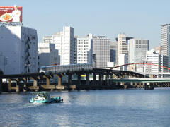 京浜運河の脇を走ります