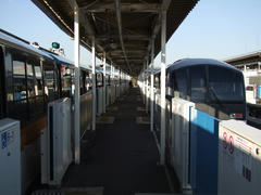 昭和島駅で、普通（左）は空港快速（右）を退避します