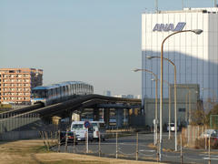 全日空の建物を見つつ、地下に入って天空橋駅へ…
