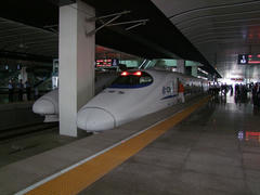 この CRH2 型車両で泰山まで行きました…分かる人には、日本の新幹線（JR東日本E２系）と全く同じ形だと気付くでしょう