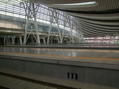 ホーム数は多いですが、ガランとしている北京南駅