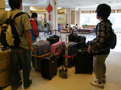 ホテル出発の図…荷物が多過ぎる（笑）！
