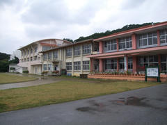 レコーディングの舞台となった阿嘉島の学校