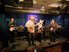 相変わらず、マスターも迎えて楽しいライブです♪