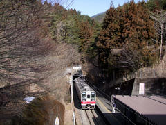 一瞬の明かり区間に併設された、龍王峡駅