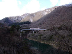 山裾にへばり付くように走ります