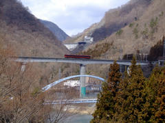 下の橋と相まって、なかなか面白い光景