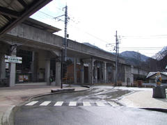 高架の川治湯元駅にて…写真右端には“かわじい”が…